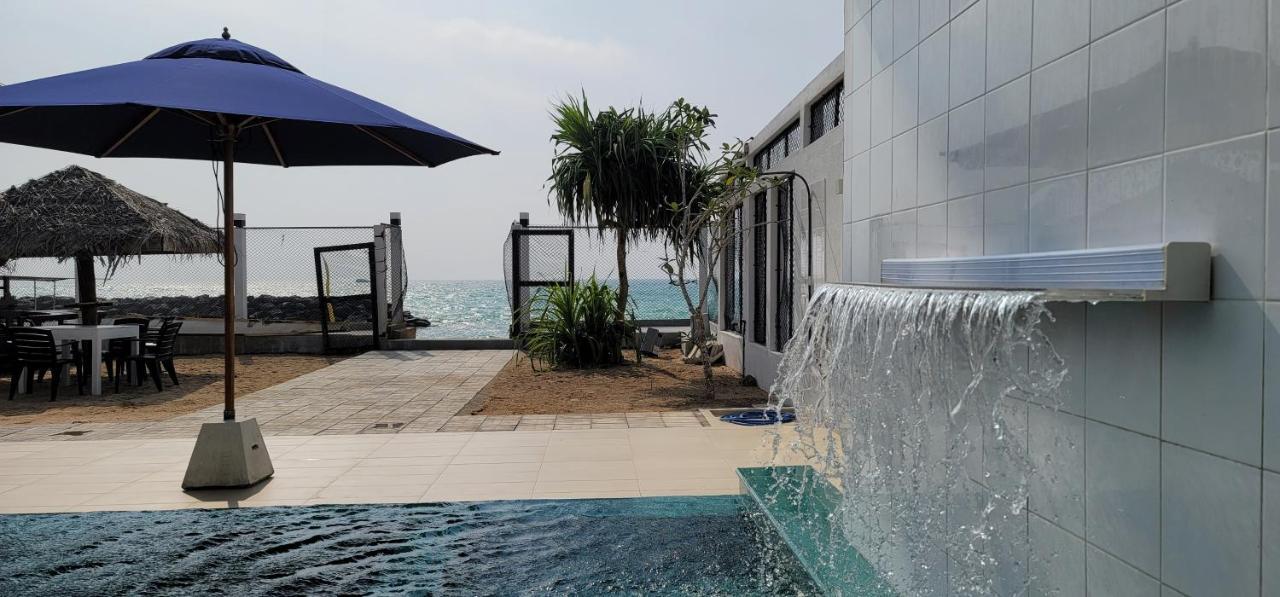 White Sand Villa - Beach Front Hikkaduwa Buitenkant foto