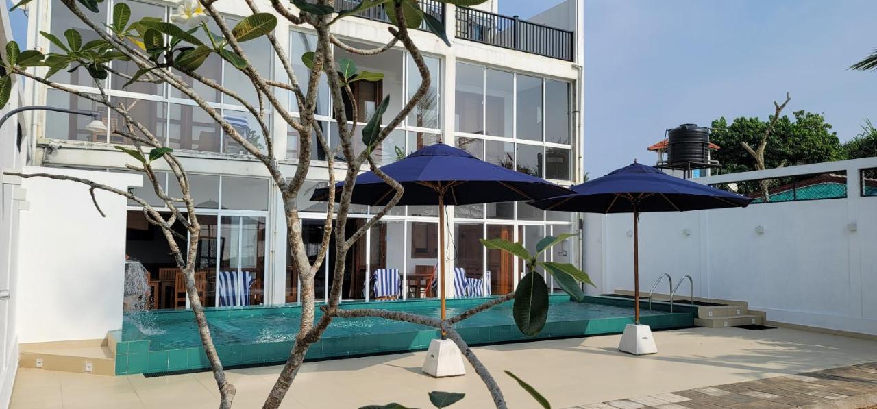 White Sand Villa - Beach Front Hikkaduwa Buitenkant foto