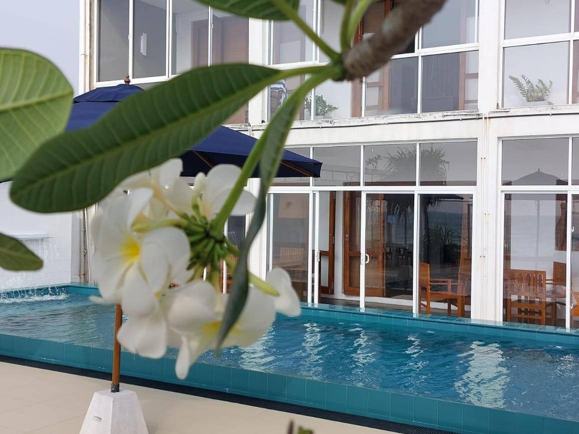 White Sand Villa - Beach Front Hikkaduwa Buitenkant foto