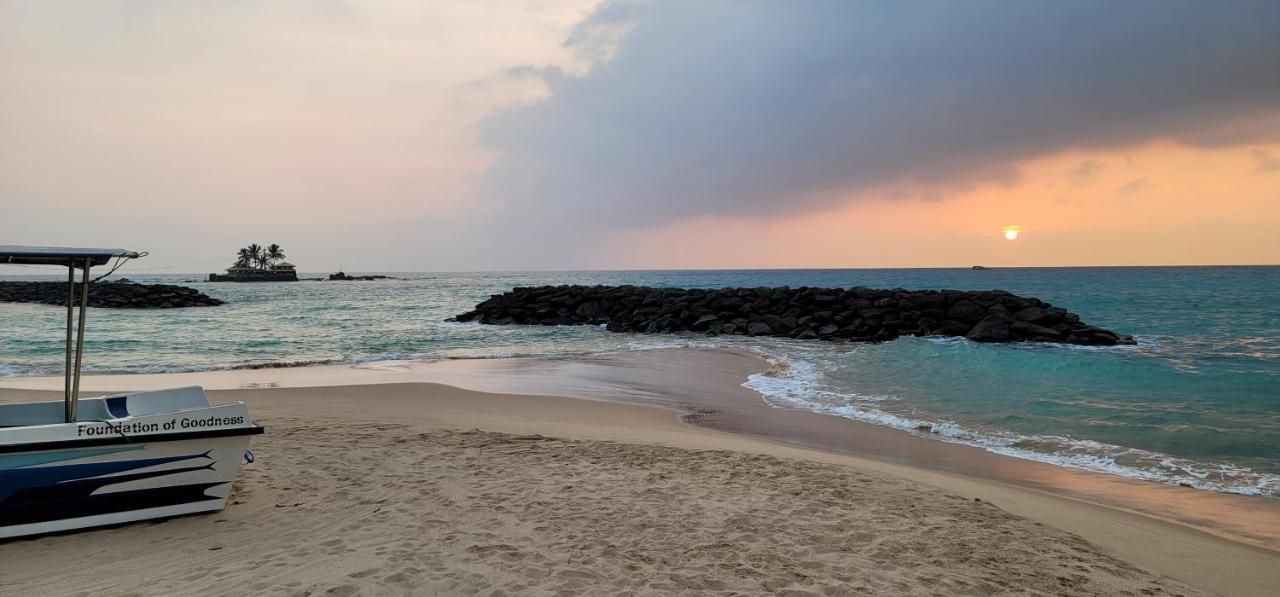 White Sand Villa - Beach Front Hikkaduwa Buitenkant foto