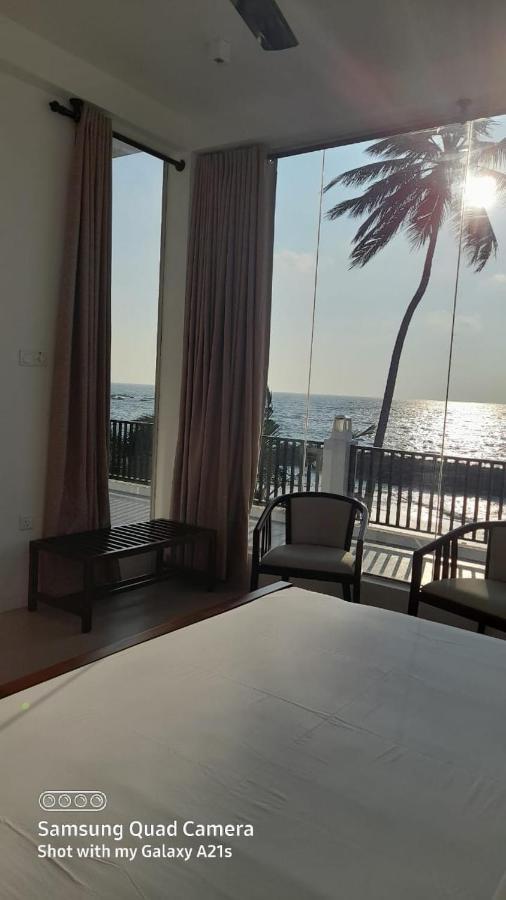 White Sand Villa - Beach Front Hikkaduwa Buitenkant foto