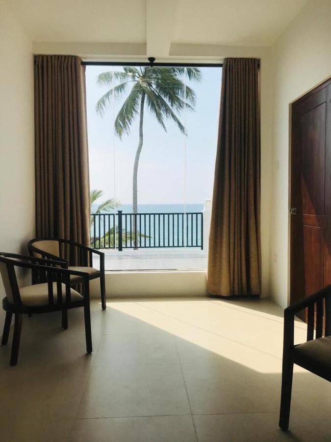 White Sand Villa - Beach Front Hikkaduwa Buitenkant foto