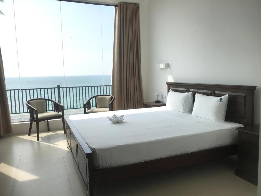 White Sand Villa - Beach Front Hikkaduwa Buitenkant foto