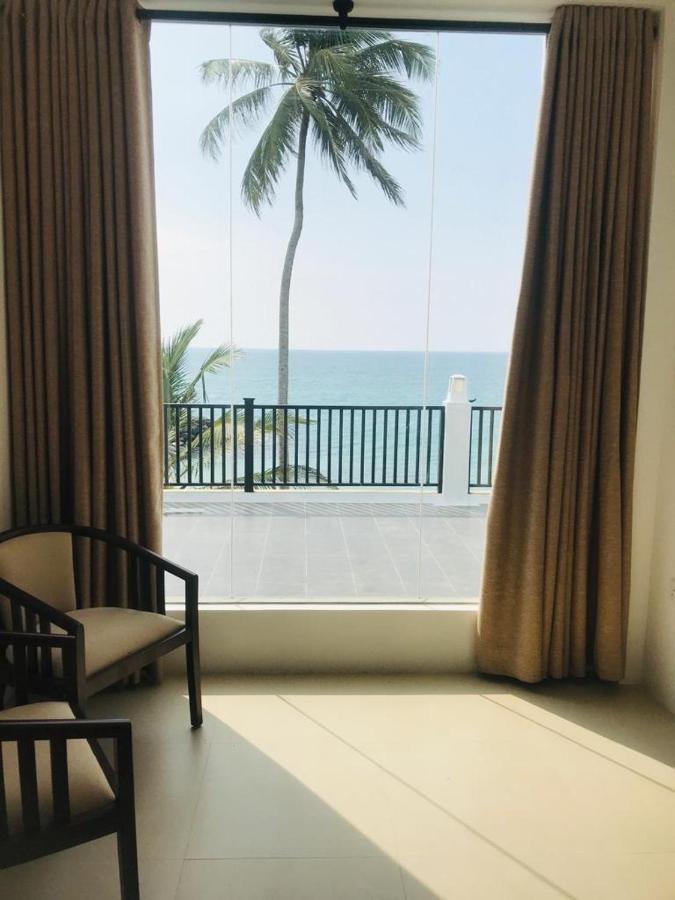 White Sand Villa - Beach Front Hikkaduwa Buitenkant foto