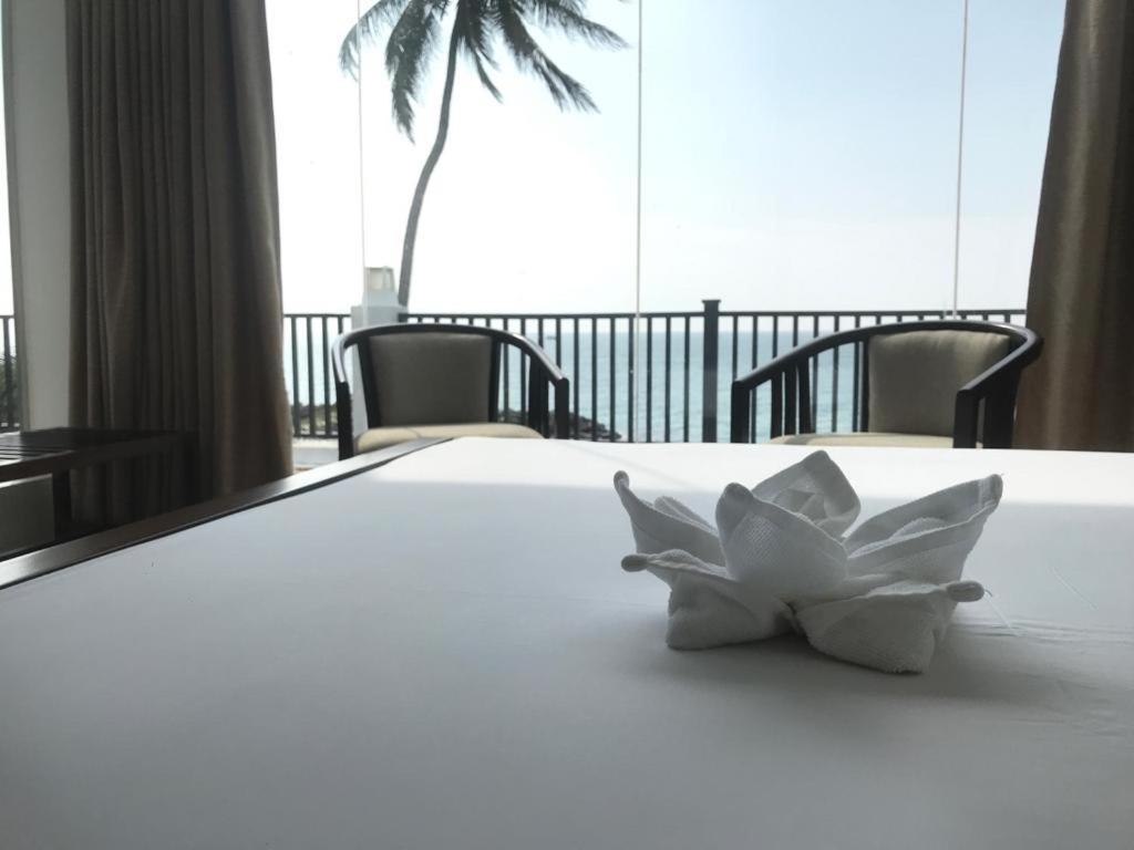 White Sand Villa - Beach Front Hikkaduwa Buitenkant foto