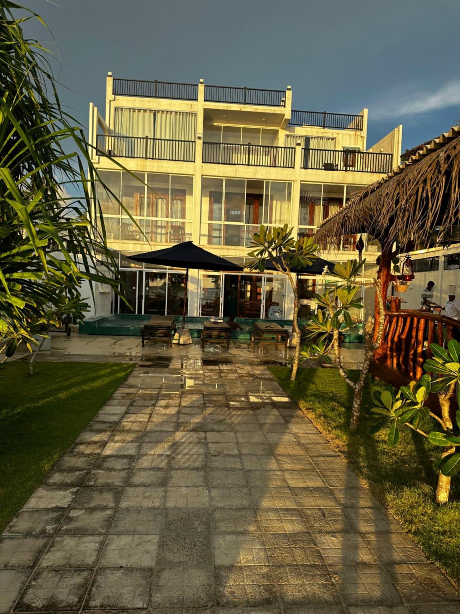 White Sand Villa - Beach Front Hikkaduwa Buitenkant foto