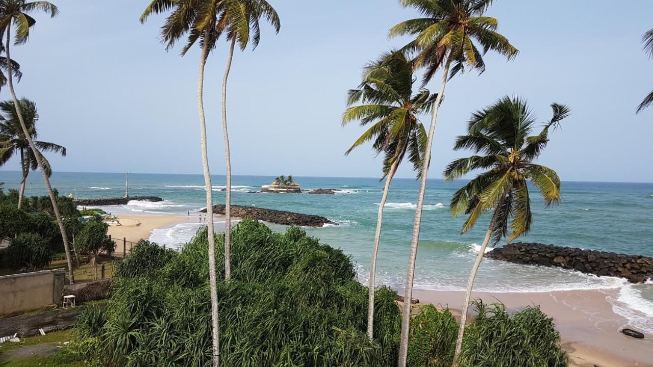 White Sand Villa - Beach Front Hikkaduwa Buitenkant foto