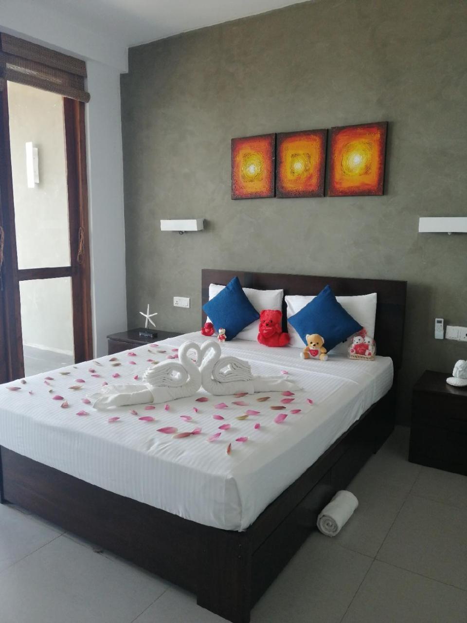 White Sand Villa - Beach Front Hikkaduwa Buitenkant foto