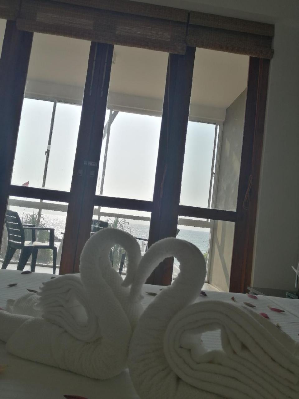 White Sand Villa - Beach Front Hikkaduwa Buitenkant foto