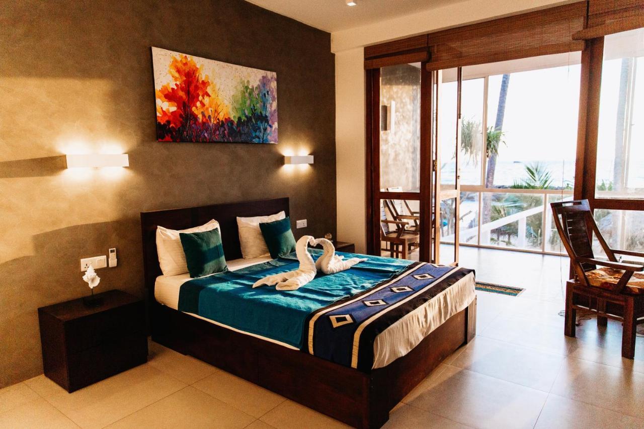 White Sand Villa - Beach Front Hikkaduwa Buitenkant foto